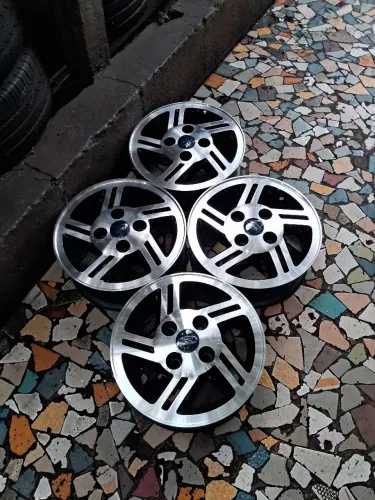 Jogo de rodas de liga leve aro 13/4 furos modelo Escort XR3 com furacão 4x108