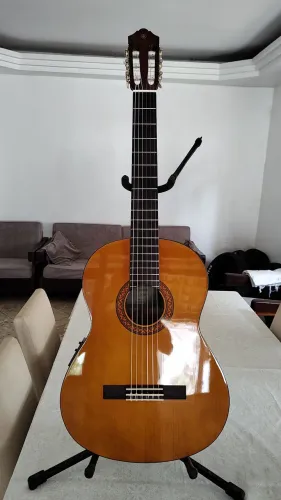 Violão Yamaha CX40 na caixa. 