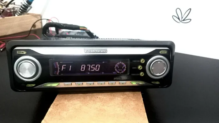 CD Player Pioneer DEH-P4770MP com saída para sub e bluetooth