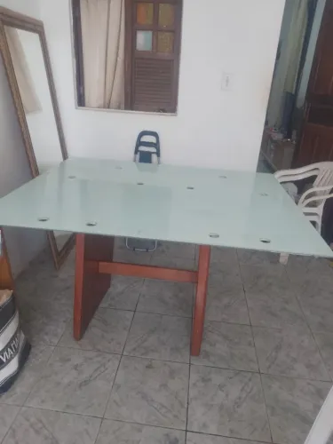 Mesa de vinhático, decorada 