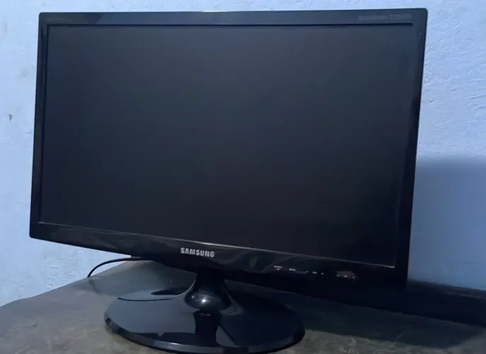 Tv/Monitor SAMSUNG 24 polegadas C/ CONTROLE