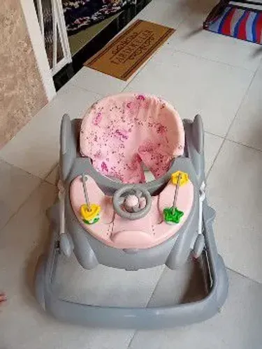 Andador menina