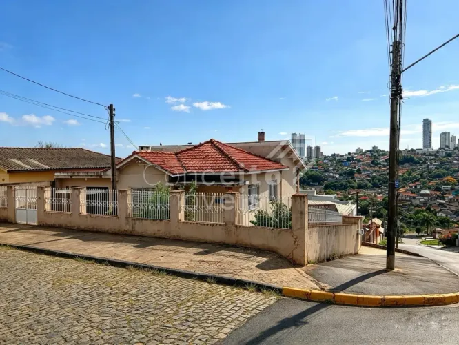 Residência de Esquina Semimobiliada - Uvaranas