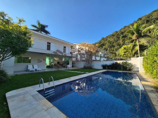 Casa com varanda e piscina na região do Costão do Pernambuco no Pernambuco, Guarujá