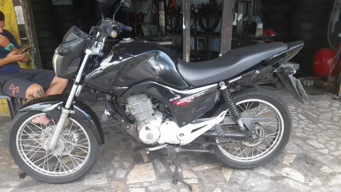 Moto está perfeitamente nova não foi batida motor está perfeito