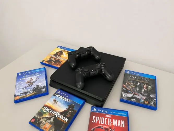 Playstation 4 com 5 jogos e 2 controles