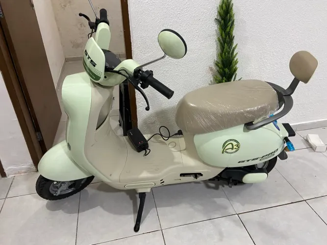 Moto elétrica charmosa