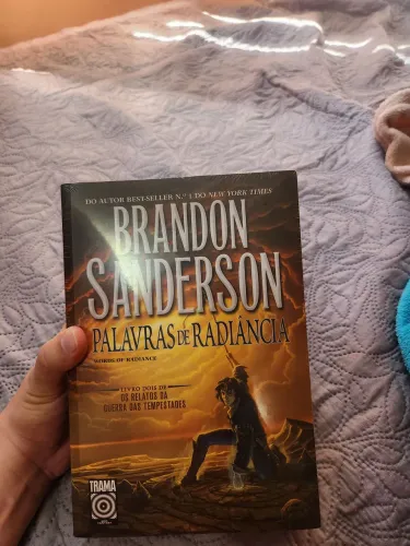 Livro Palavras de Radiância do Brandon Sanderson lacrado