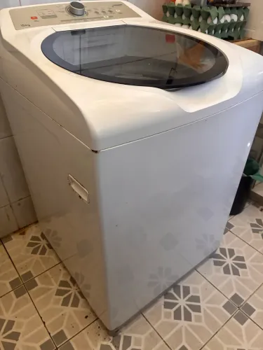 Máquina de lavar roupa com defeito