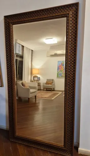 ESPELHO BISOTADO COM MOLDURA EM MADEIRA