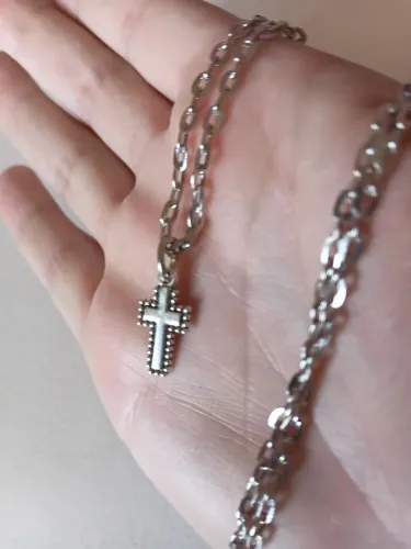 Crucifixo Perolado padrão de pedras no contorno. NOVO. Aço com banho de ródio. 60cm e 4mm.
