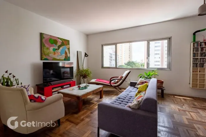 Oportunidade em Perdizes: Apartamento amplo de 131m², com charmoso piso de taco e sol da m