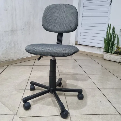 Cadeira giratória com regulagem de altura