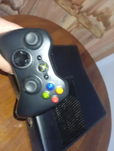 Xbox 360 desbloqueado usado com 1 controle "acompanha cabos"