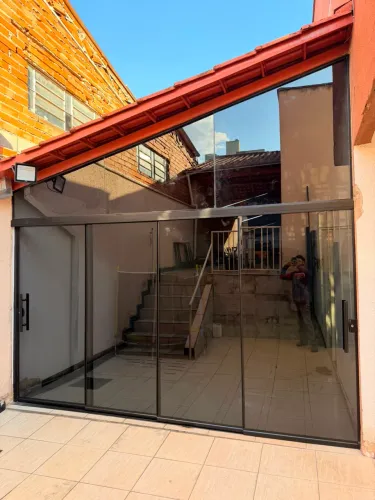 Vidros e esquadrilhas em alumínio