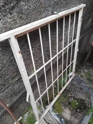 Vendo uma janela de grade já com o vidro  de ferro maciço 