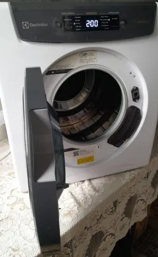 Vendo uma secadora de roupas semi nova eletrolux 11KG Premium Care (SVB11)PorR$1.400