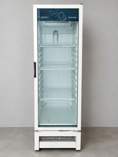 Refrigerador expositor muito novo.