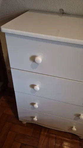 Cômoda com 4 gavetas bem conservada