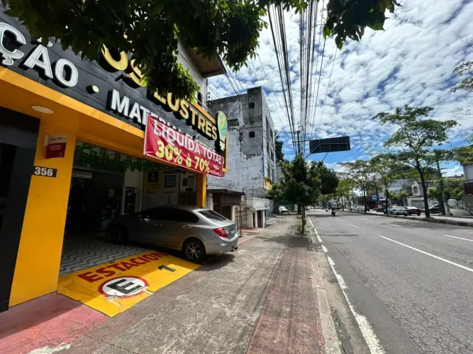 Prédio Comercial com 969 metros na Avenida Djalma Batista