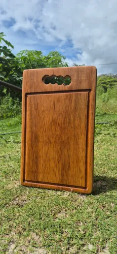 Tábua de Churrasco em Muiracatiara Madeira Nobre Premium. Medidas: 45cm × 30cm
