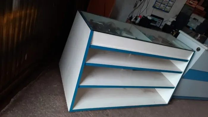 Balcão expositor com 02 gavetas tampo de vidro grosso 1,70 m mdf e formica bem conservado