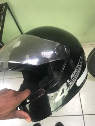 2 capacetes iguais em perfeito estado