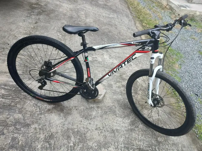 Bike aro 29 freio a disco quadro 19 suspensão 21 velocidades pneus bons