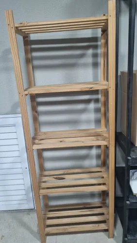 Arara de roupa em pinus