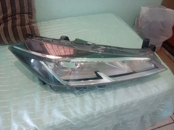 Farol Nissan kicks