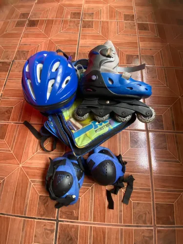 Patins com capacete joelheira e cotoveleira 
