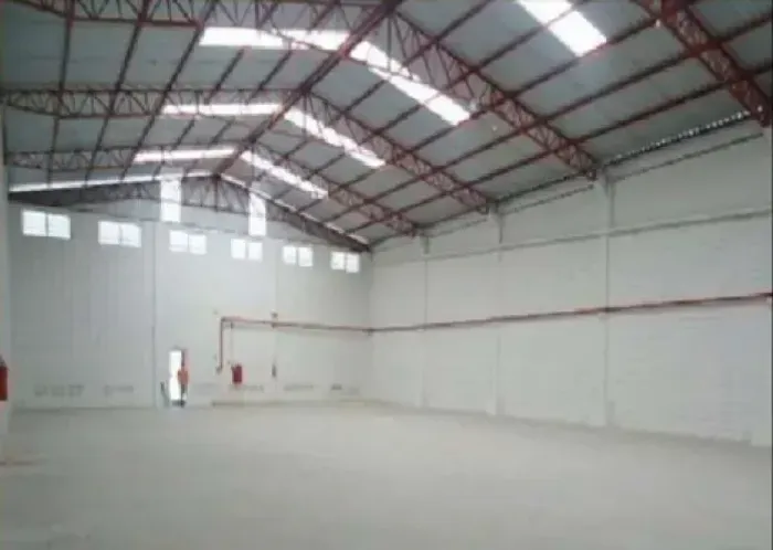 Galpão comercial/ 1.200 m²/ Refeitório/ Estacionamento/ Próx. à Zona Industrial