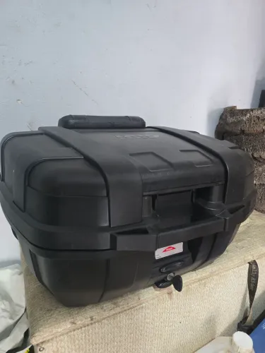Bau givi 56l com almofada de encosto.