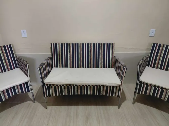 Vendo jogo de poltronas com mesa de centro com vidro 
