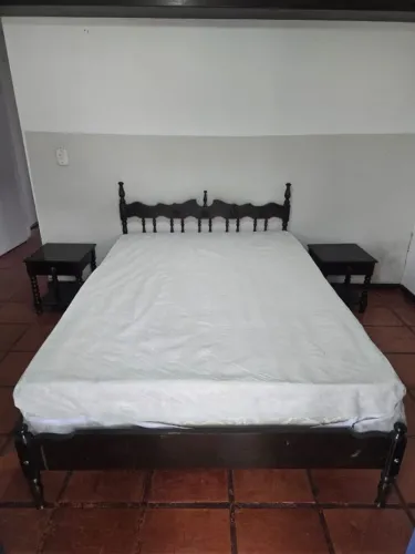 Cama de casal madeira maciça com colchão e 2 criados mudos vintage