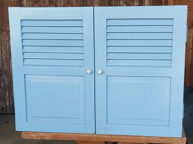 Armário de madeira pintado 2 portas pra parede