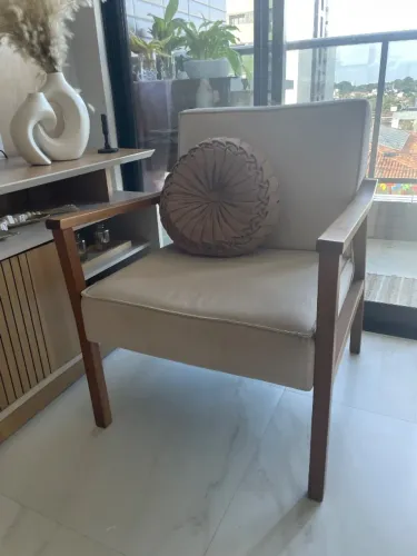 Par de Poltronas em linho e toda em madeira premium. Decorativas para sala ou recepção