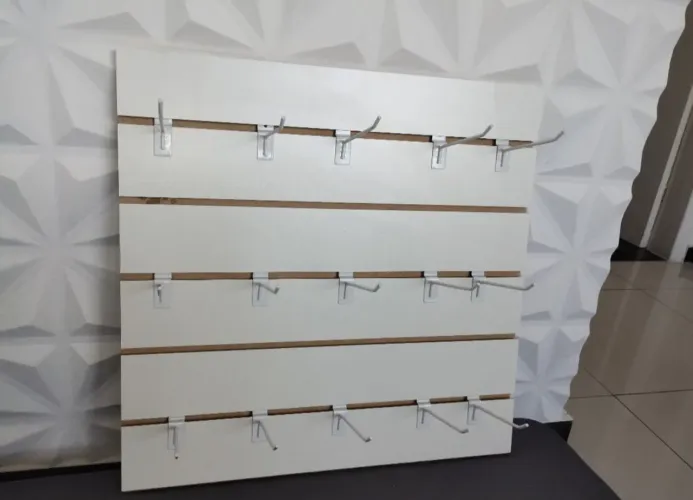 Painel Expositor para Lojas Branco 60x60 com Ganchos ( Novo )