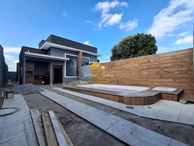 CASA LINEAR COM 3 QUARTOS SENDO 1 SUÍTE, PISCINA, A VENDA NO BAIRRO OURO VERDE EM RIO DAS