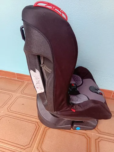 Cadeira de transportar criança.