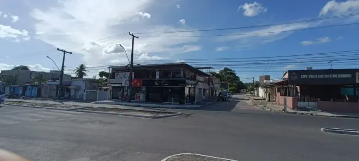 CASA COM PONTOS COMERCIAIS DE FRENTE AO CARREFOUR