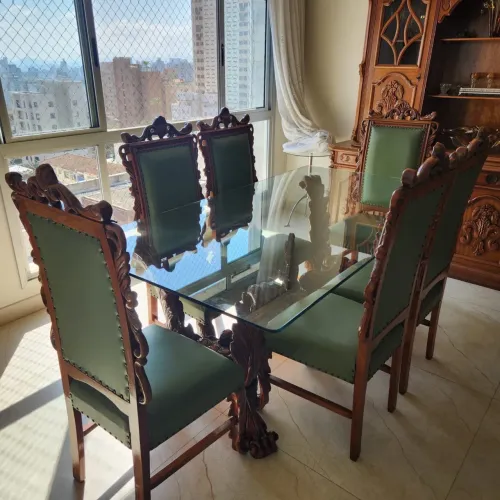 Conjunto de sala jantar em madeira Cerejeira
