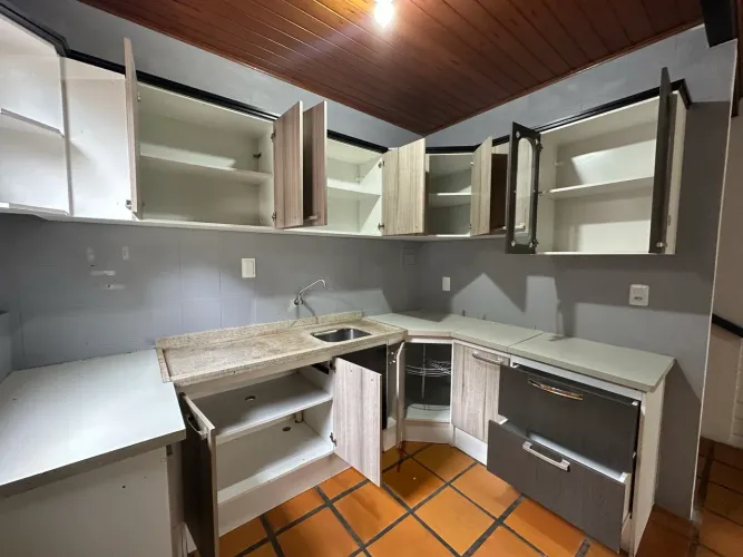 Armário de cozinha em bom estado
