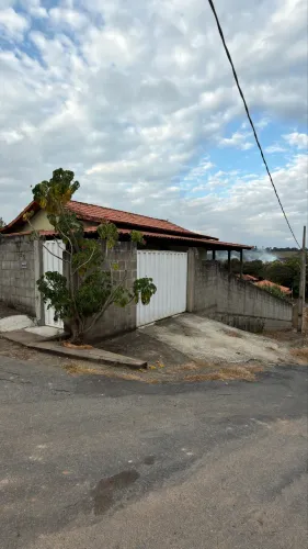 Vende-se ou troca Casa Colonial 4 Quartos | Lote +360m² | Bonfim/MG
