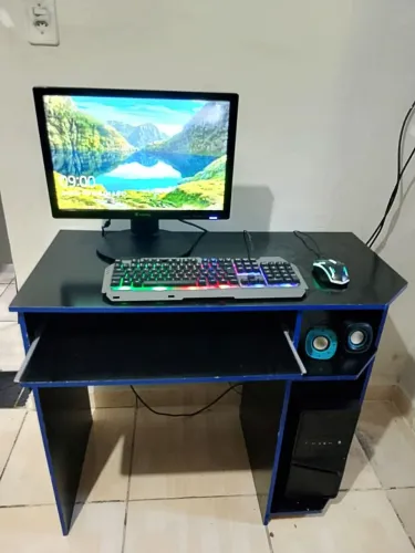 MESA COM COMPUTADOR 
