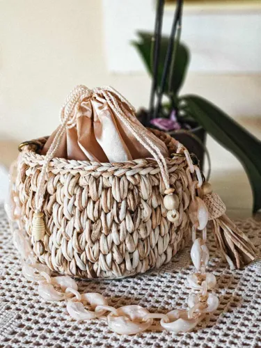 Bolsa de crochê de ombro, com forro de cetim, alça de acrílico e tassel.