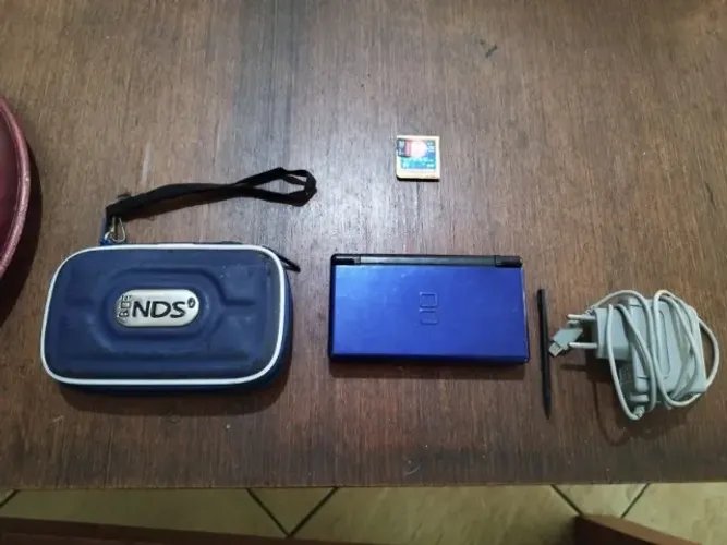 Nintendo DS Lite com Carregador, case e um R4 com um micro SD de 32gb (usado)