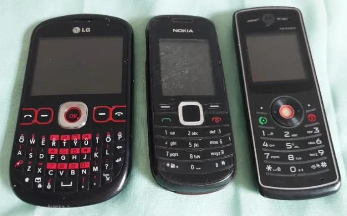 3 celulares LG C300 Nokia 1661 Motorola W180