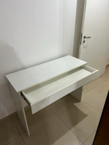 Escrivaninha branca
