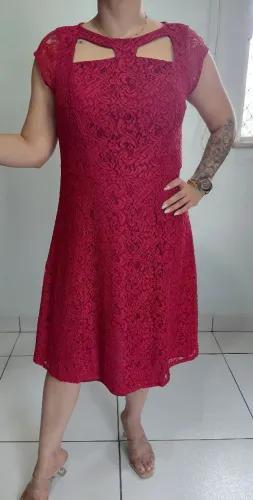 Vestido curto em renda vermelha com recortes modernos
